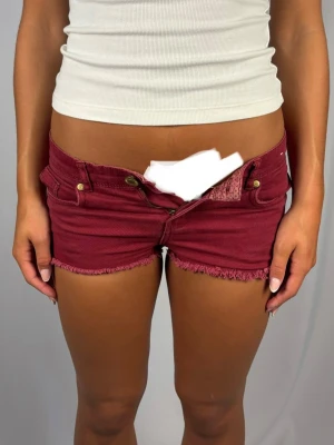 Lågmidjade jeansshorts - Superfina lågmidjade vinröda jeansshorts | Storlek 27 | Jättefint skick! | Jag är 168cm lång och väger 60kg | Midjebredd 38cm | Kontakta mig vid fler frågor eller funderingar!💗