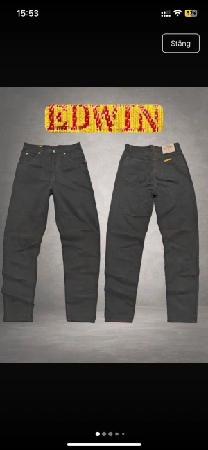 Svarta raka jeans från Edwin - Snygga svarta jeans från Edwin med rak passform och klassisk femficksdesign. Jeansen har en enkel look med diskreta sömmar och knappgylf. Perfekta för dig som gillar stilrena och tidlösa plagg. Materialet är kraftig denim i bomull. ❌ Passformsbilder skickas ej! 📦 Fraktar inom 24 timmar. 💬 Prisförslag välkomnas. 