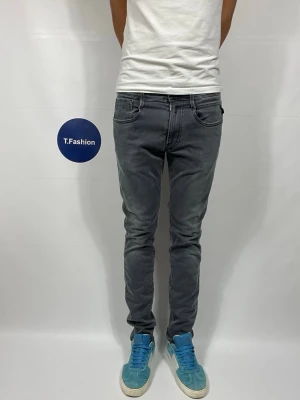 Replay Anbass Hyperflex Jeans - Säljer nu dessa Replay Anbass Hyperflex Jeans. W31 o L32 med mått ca 38,5-39 o 105 cm, Moddelen är ca 183 o väger 68 kg, skriv för fler bilder/frågor🙌🏼