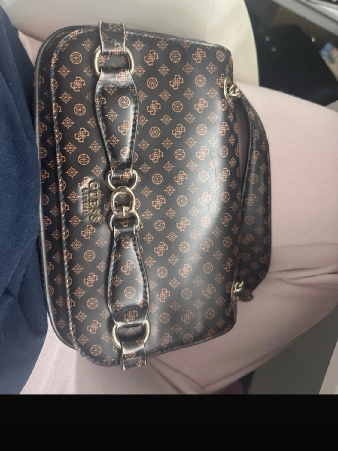 Brun monogramväska från Guess - 1