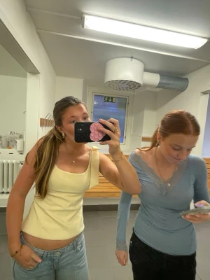Ljusgul topp från Zara - Säljer min Zara topp/blus då den tyvärr har blivit för liten. Funkar till alla tillfällen och är i bra skick!