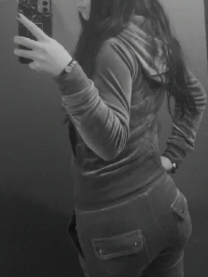 Grönt juicy couture sett (två delar) - Mysigt loungewear-set i grön velour med zip-hoodie och matchande byxor. Hoodien har fickor framtill och byxorna har fickor med lock bak. Perfekt för chill dagar hemma eller när du vill vara bekväm men ändå snygg. båda delarna är i strl Xs.
