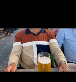 Vintage retro 70- 80 tal style långärmad tjock pikétröja - Säljer en unik långärmad pikétröja med blockmönster i beige, marinblått, rostbrunt och vitt. Tröjan har en klassisk krage i marinblått och ribbade muddar. Perfekt för dig som vill sticka ut med en cool och färgstark stil. Vintage retro stil
