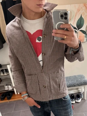John Henric Overshirt M - Otrolig Overshirt från John Henric i storlek M. Jag är 190 väger 78 men den är lite för kort för mig
