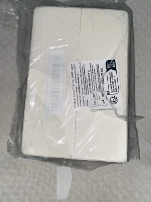 Vitt termiskt etikettpapper - Säljer ett paket vitt termiskt etikettpapper, perfekt för kvittoskrivare eller etikettmaskiner. Pappret är rektangulärt och kommer i en plastförpackning. Passar bra för dig som behöver skriva ut etiketter eller streckkoder.