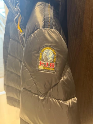 Svart dunjacka från Parajumpers - Dunjacka från Parajumper säljs då den inte används längre, har inga defekter/ skador eller något sådant.  Bra till höst/ vinter då det blir lite kyligare och den är väldigt bekväm. Storlek XL men passar L väldigt bra också.