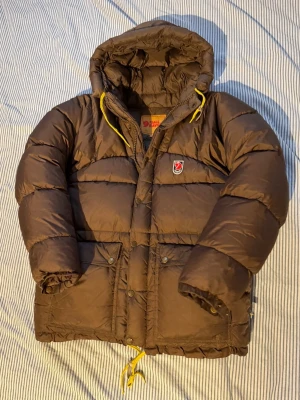 Fjällräven Jacka - Supersnygg och varm Fjällräven vinterjacka! | Storlek xxs men de är stora i storleken så passar S/M | Fint skick, inga hål eller revor. Obs* En av detaljerna på snörerna är borta (se sista bilderna) men de är inget man märker vid använding | Kontakta mig vid frågor eller funderingar!🤍
