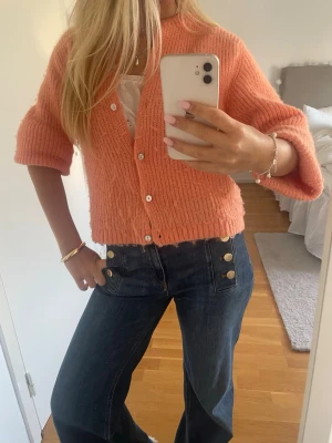 Korall kofta - Så mysig och trendig kofta i korallfärg från Monki🧡🧡