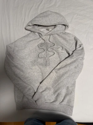 Grå hoodie Le wear - Säljer nu denna fräscha stilrena hoodie från Le Wear, den är i storlek S och sitter fint. Den har inga synliga defekter jag vet om. Skriv gärna om ni har några frågor eller funderingar!🍾⭐️🙌