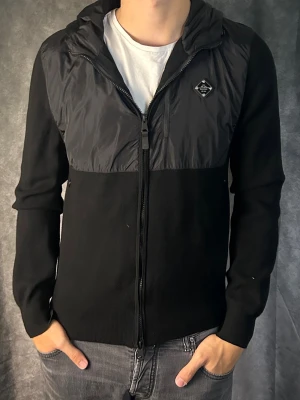 J.lindeberg cardigan -  fint skick | Size S (modellen är 188 cm 74 kg) | fraktar spårbart inom 24 timmar | för att köpa klicka ”köp nu” | vid frågor eller funderingar skriv ett meddelande | följare får bättre rabatter🙌