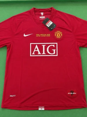 Manchester United Ronaldo #7 2008 Champions League Final – L - Manchester United Ronaldo #7 fotbollströja 🔴⚽️  Design från Champions League-finalen i Moskva 2008, med Ronaldo #7 på ryggen och finaldetaljer på bröstet.  • Storlek: L • Ronaldo #7 • Champions League-detaljer • AIG sponsor • Tags kvar • Oanvänd / nyskick • Röd  Skriv gärna om du vill ha fler bilder eller mått. 📦 Skickas snabbt efter köp.