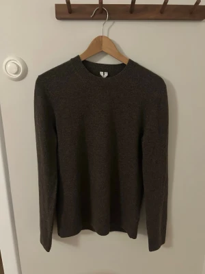 Stickad tröja - Brun finstickad merinoull tröja från arket. Storlek XS. Använd ca 5 gånger och i nytt skick. Nypris ca 1000kr. Passar runt 175