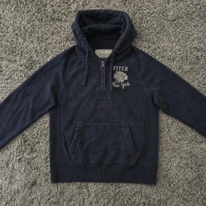 Abercrombie Fitch Hoodie/Cardigan - Säljer denna stilrena Abercrombie Fitch Hoodien/ Cardiganen!🙌Mycket fint skick inga defekter!🌟Hör gärna av er om ni har funderingar!🤝