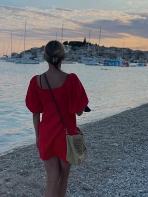 Röd kort klänning med puffärmar VERO MODA - Trendig röd kort klänning med puffiga kortärmar och fyrkantig urringning. Klänningen har en loose passform och är perfekt för varma dagar. Tillverkad i ett lätt material som känns skönt mot huden.