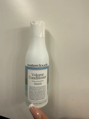 Waterclouds Volume Conditioner - Volymbalsam från Waterclouds i en vit plastflaska med blå och gröna detaljer. Balsamet är speciellt framtaget för fint, normalt och tunt hår och innehåller extrakt av bambu. Perfekt för dig som vill ha extra volym och vård till håret. 70ml