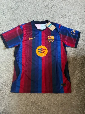 FC Barcelona hemma tröja - FC Barcelona borta tröja, finns i både storlek S och M. Helt ny med tagg kvar 