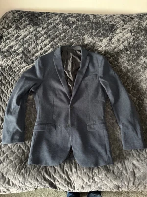 Mörkblå Stickad Kavaj - Tja! Säljer nu denna väldigt stiliga kavajen från Selected Homme! Riktigt fint skick size 48=S/M! Hör av dig vid frågor som mått eller annat! 