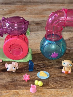 Vintage LPS playset " Hasbro" - LPS Marry mice playset, Hasbro 2005 .LPS Hamster hideout wheel, Hasbro 2006. Det som ingår finns med på bild