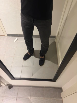 Mörkgrå tapered jeans - Säljer ett par mörkgrå slim fit jeans med klassisk femficksdesign. Jeansen är tapered/mike, 29/32, skriv gärna vid frågor!