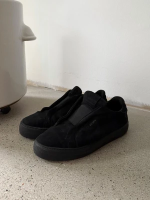 Axel Arigato Laceless - Säljer mina Axel Arigato Laceless. Storlek 44, vid frågor är det bara att höra av sig. Priset är diskuterbart!