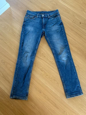 Levi’s jeans - Hej allihopa, har bestämt mig att sälja dessa levis 511 i storlek 30/30. Jättefint skick utan slitage. Säljer dem för att ha råd med fler utgångar och podme premium så jag kan lyssna på framgångspodden❤️nypris 1350kr btw