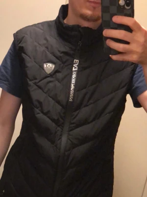 Emporio Armani Väst Svart - Emporio Armani Väst Svart (Storlek) (S), Ytterst lite använd. Passar till både (Kön)