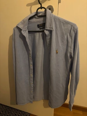 Ljusblå skjorta från Polo Ralph Lauren - Säljer en äkta skjorta från Polo Ralph Lauren i storlek S.  Använt kanske cirka 4-5 gånger. Smidig affär.