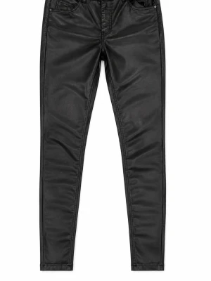 Svarta skinny coated jeans - Snygga svarta skinny skinnbyxor med coated finish som ger en cool läderlook. Femficksmodell med smal passform och normal midja. Perfekta för dig som vill ha en edgy stil och gillar att sticka ut.
