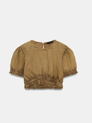 Brun croppad blus med puffärm - Trendig brun blus med korta puffärmar och croppad passform. Toppen har rund halsringning och smockade detaljer vid ärmslut och nederkant för en cool och modern look.