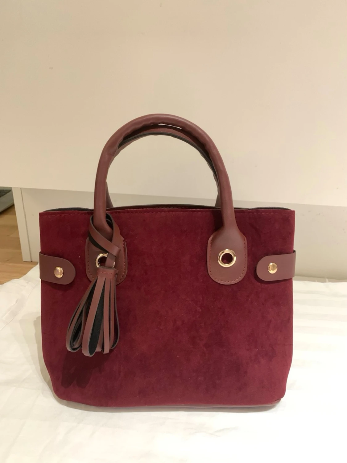 Vinröd handväska med bruna detaljer - 1