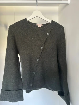 Mörkgrå asymmetrisk kofta - Superfin grön stickad tröja som tyvärr inte kommit till användning. Använts ett fåtal gånger!🥰