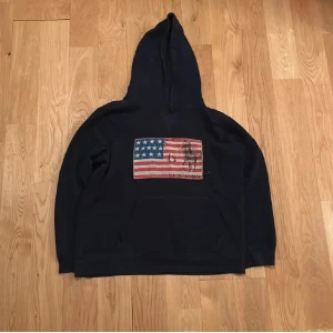 Ralph Lauren hoddie  - Säljer denna feta Ralph lauren hoddien den är storlek S sitter perfekt på mig som är 175. Finns några rivningar på flaggan, dom mesta är igensydda