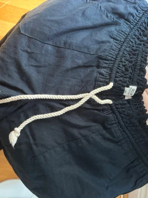 Svarta Roxy linnebyxor - Svarta Roxy linnebyxor i stl L. Väldigt små i storleken skulle jag säga S/M! Aldrig använda. Skriv om du har frågor🖤