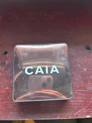 CAIA bronzer i kompaktformat - Säljer en bronzer från CAIA i ett smidigt kompaktformat med spegel i locket. Färgen är varm brun med matt finish, perfekt för att skapa en solkysst look. Förpackningen är fyrkantig och stilren i metall-look.