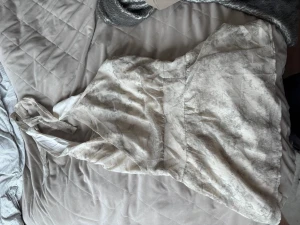 Vit kort klänning från Bershka - Säljer en vit kort klänning från Bershka i storlek XS. Klänningen har omlott-design med breda axelband och lätt volang i kjolen. Perfekt för sommarens alla tillfällen och har en mjuk, skön känsla.