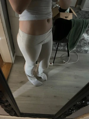 Beigea leggings med utsvängda ben - Säljer ett par beigea leggings som är lågmidjade och använd 1 gång. Dom är bra längd (jag är 172) Pris kan diskuteras vid snabbt köp❣️ Dom kosta 300kr nya. 