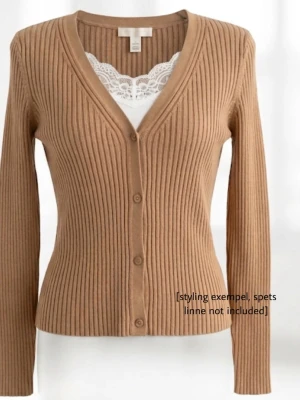 Ribbstickad beige kofta med v-ringning - Snygg ribbstickad kofta i beige med v-ringning och knäppning framtill. Långa ärmar och figurnära passform. Perfekt att styla över ett linne eller t-shirt för en trendig look.