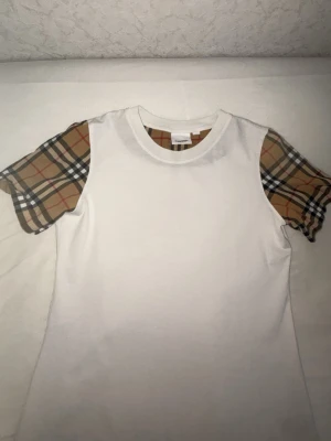 Burberry tshirt - Snygg burberry tshirt storlek (XS/S)