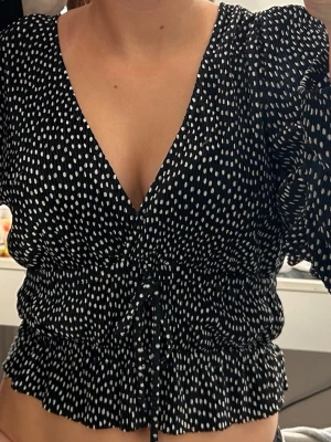 Prickig blus  - Jätte fin prickig v ringad blus/topp