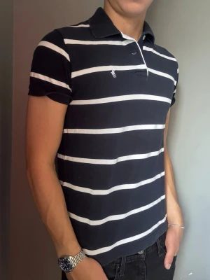 Ralph Lauren piké blåvit randig - m Säljer denna stilrena randiga pikén från  - Ralph Lauren. Pikén är i mycket bra skick. Storlek L men sitter som en M. Har du några frågor? Tveka inte att höra av dig. Allt gott Deluxe Garderoben ⭐️ 