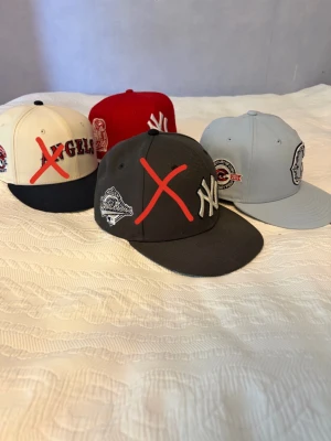New Era keps  - Säljer New era kepsar. Klassisk rak skärm. De med kryss är sålda! Storlek 7. 55,8cm