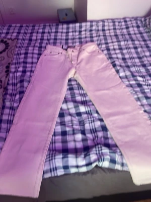 Vita raka jeans från Dressmann - Säljer ett par vita raka jeans från Dressmann i modellen Alaska-KF Ecru. Jeansen har klassisk femficksdesign, normal midja och dragkedjegylf. Materialet är kraftig bomull som ger en snygg och stilren look. HELT NYA 