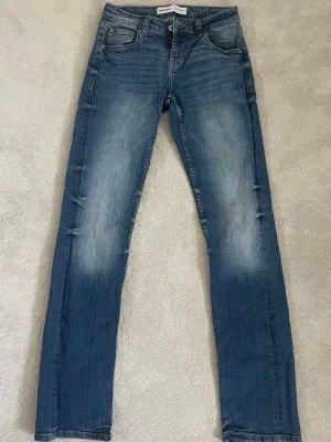 Blå jeans - Blå straight jeans från bershka, bekväma o i gott skick