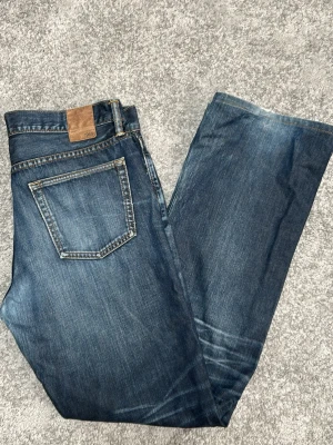 GAP 1969 Bootcut Jeans - Säljer ett par mörkblå bootcut jeans från GAP, de har ett par slitningar. Kontakta gärna vid intresse🙌