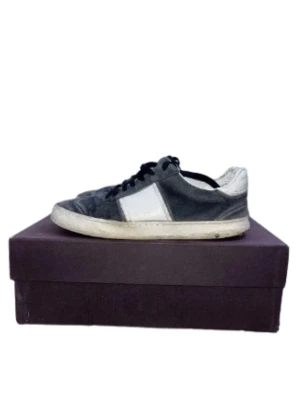 Valentino Flycrews - Säljer ett par snygga sneakers från Valentino i grått och vitt med svarta skosnören. Skorna har en klassisk rund tå och platt sula, perfekt för en stilren vardagslook. Märkeslogga syns på plösen.