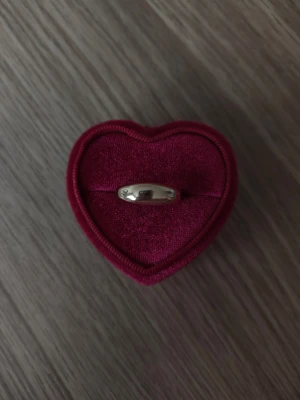 Klassisk guldfärgad ring - ring i storlek 19mm, guldfärgad.