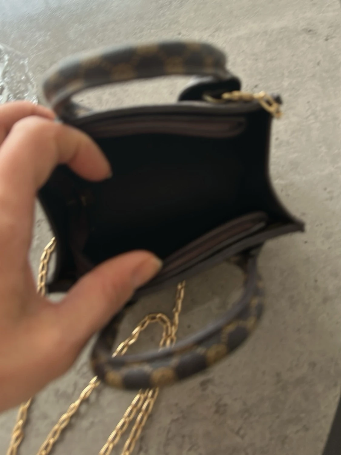 Brun minihandväska med guldkedja - 1