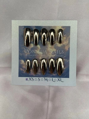 24k (XS);Medium Almond - Snygga handgjorda press-on naglar i spegelblank krom med medium lång almondform. Naglarna har en futuristisk guldlook och passar perfekt för dig som vill sticka ut, samt ger en lyxig känsla. Setet innehåller XS: 14 mm, 11 mm, 11,5 mm, 10 mm, 8 mm
