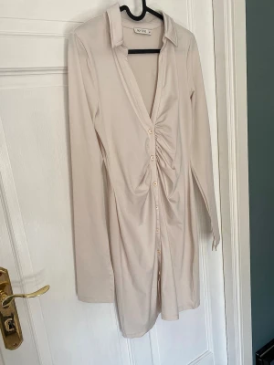 Sommarklänning  - Superfin beige/gräddvit klänning från Nelly.                   Använd fåtal gånger och är i väldigt bra skick!                  Storlek M✨