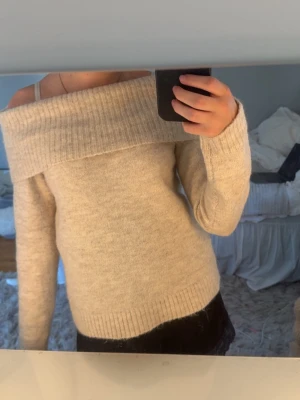 Beige off shoulder stickad tröja - beige stickad tröja med off shoulder, inga defekter, skriv för för frågor/fler bilder!!